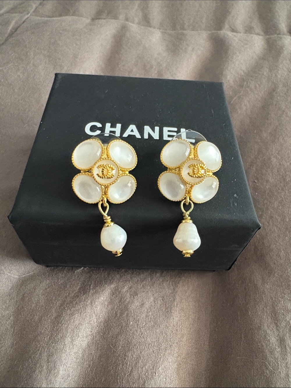 CHANEL Gold and White Mother-of-Pearl Floral Drop Earrings with Pearl Teardrops - Picture 2 of 9
